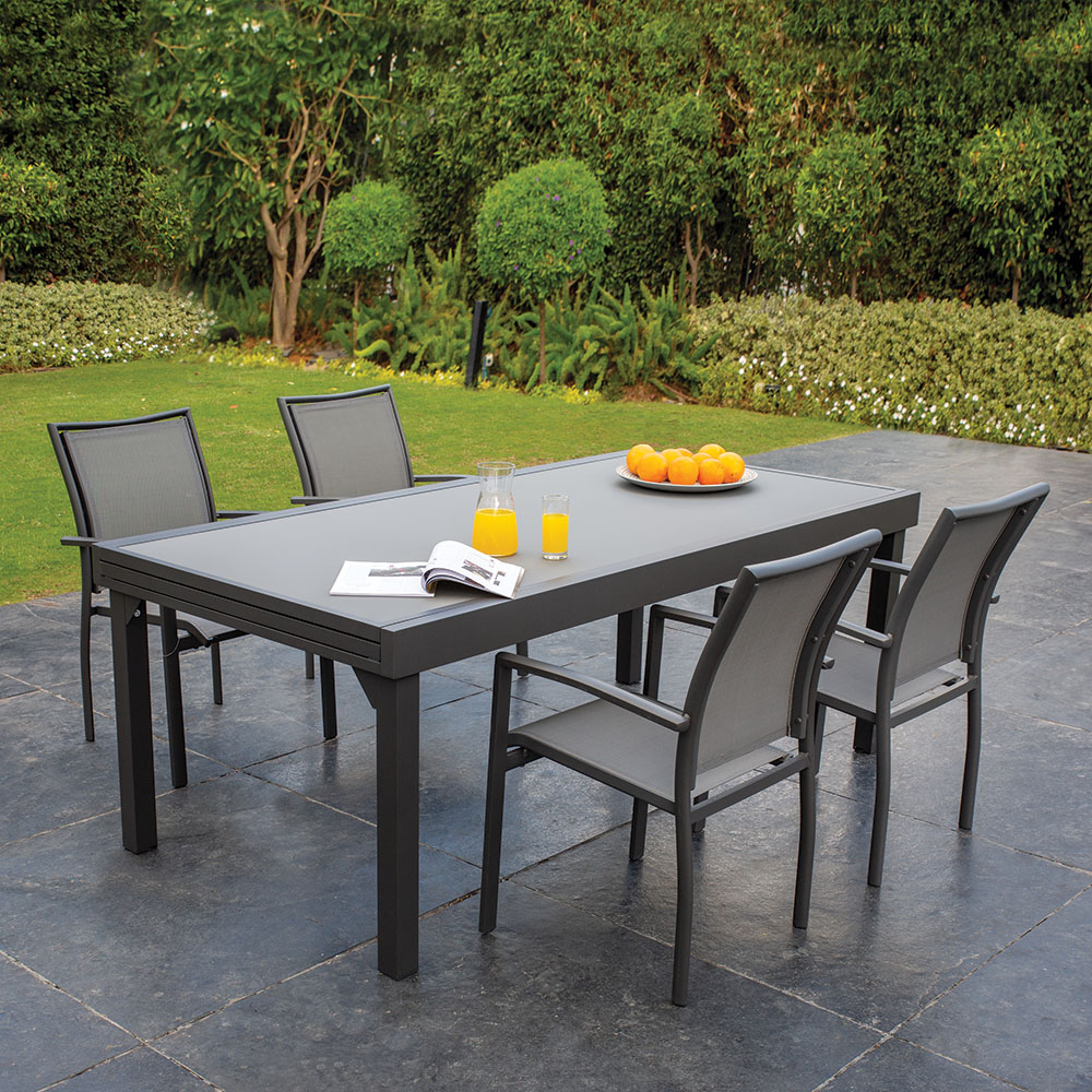 פינת אוכל לחצר